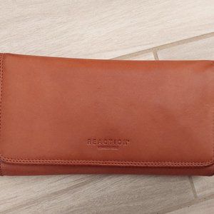 Kenneth Cole Reaction Tan Leather Organizer wallet. Size 4x7 1/4